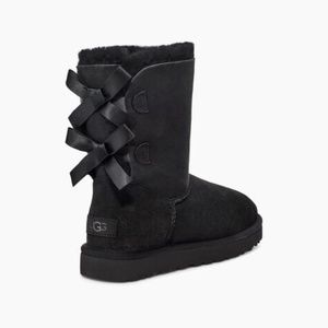 Ugg Short Boot Bailey Bow II Size 9 New in Box